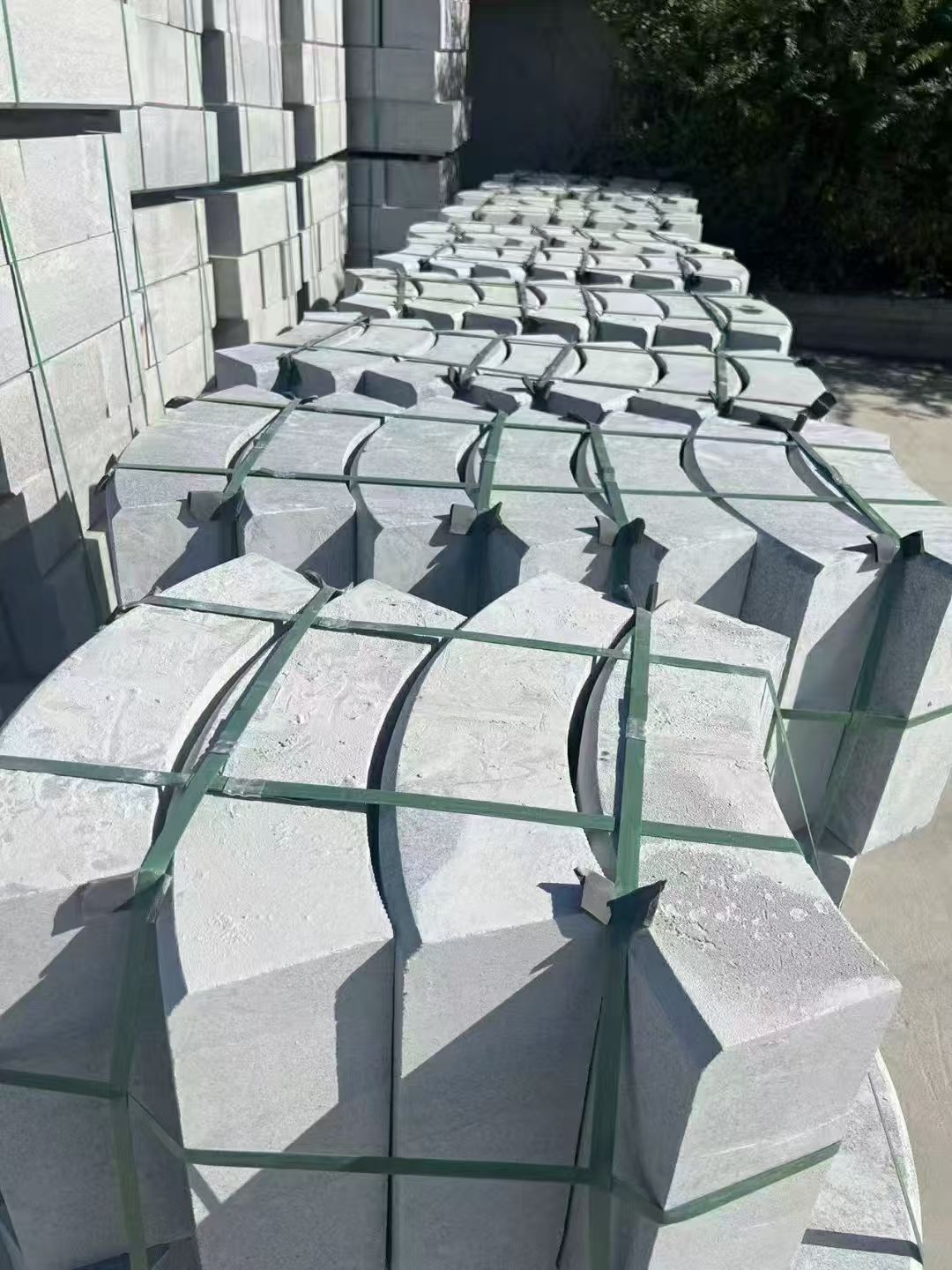 台州 芝麻灰弧形路沿石