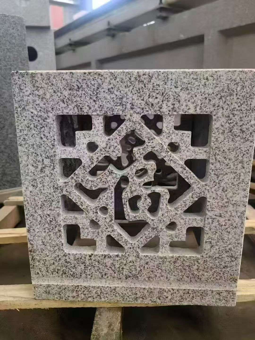 台州 芝麻白花岗岩镂空雕花灯笼